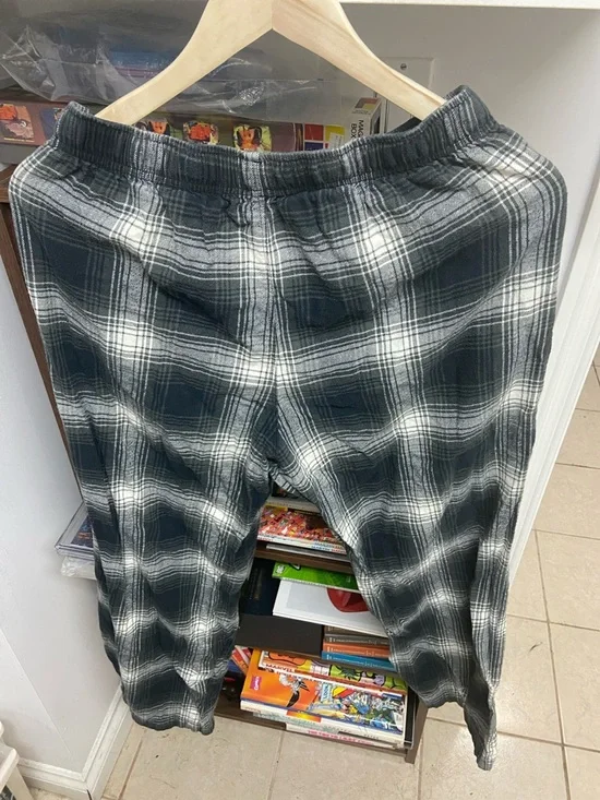 Uniqlo Black & White Plaid Lounge Sweatpants - Picture 2 of 3